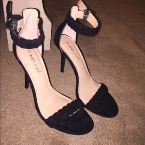 Black braided strappy heels pumps